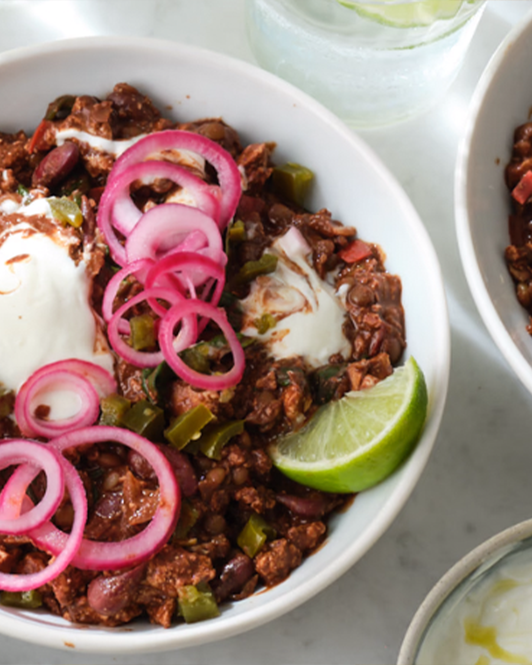 Con carne in bowl with red onions