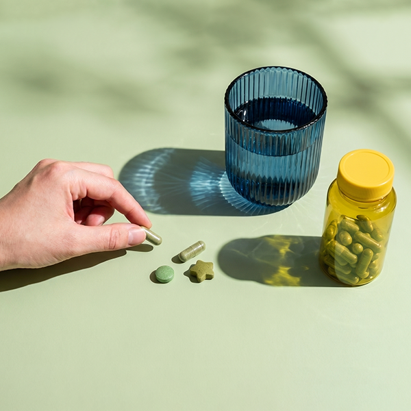 Magnesium on green background