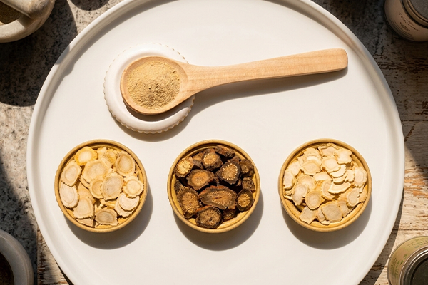 ingredients to make ginseng tea on a white plate